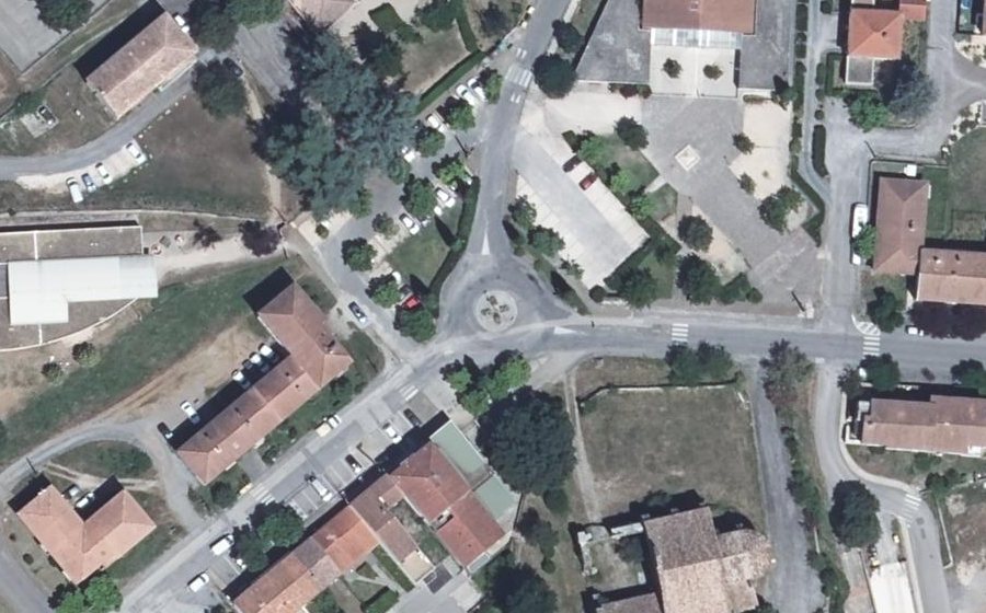 Vue aérienne du Rond-point anonyme n°70399693