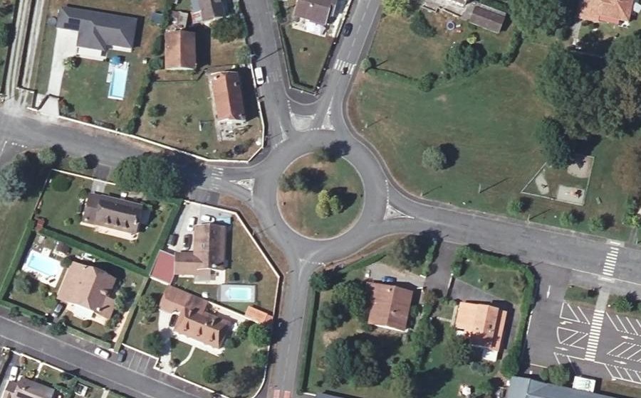 Vue aérienne du Rond-point anonyme n°70403944