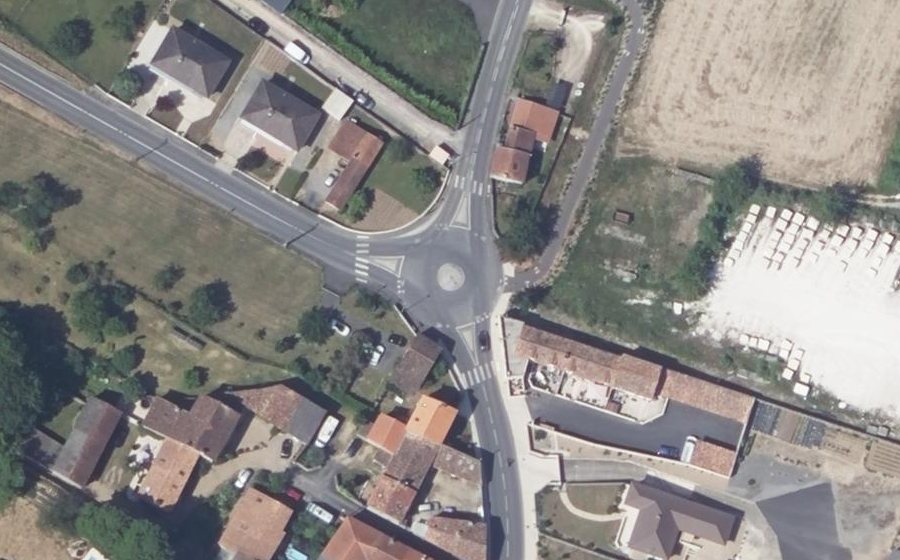 Vue aérienne du Rond-point anonyme n°70406466