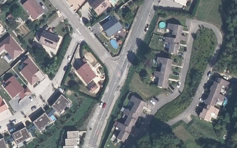 Vue aérienne du Rond-point anonyme n°704079256