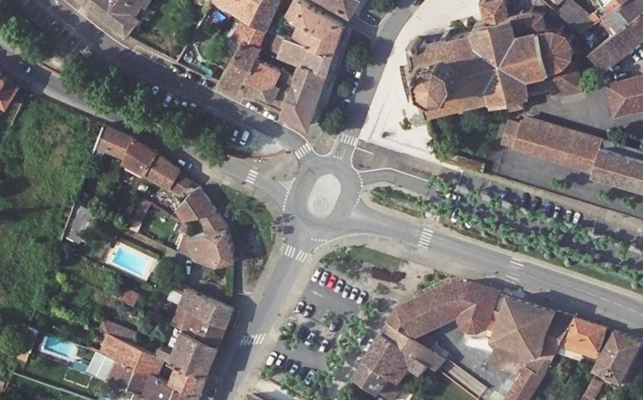 Vue aérienne du Rond-point anonyme n°704255387
