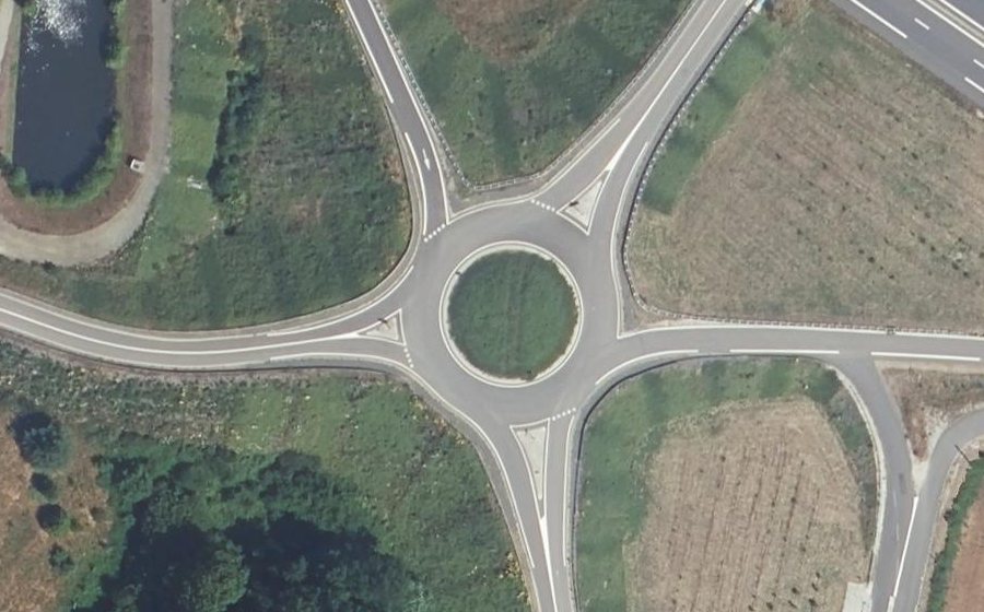 Vue aérienne du Rond-point anonyme n°704293122