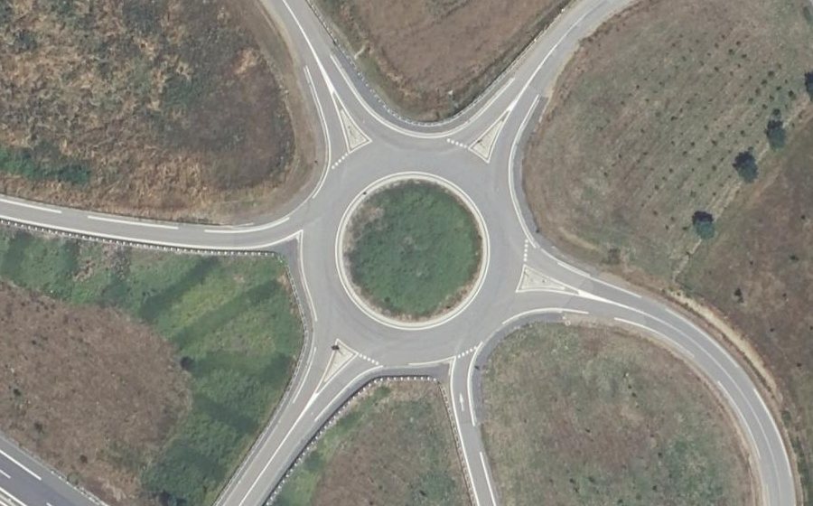 Vue aérienne du Rond-point anonyme n°704293124