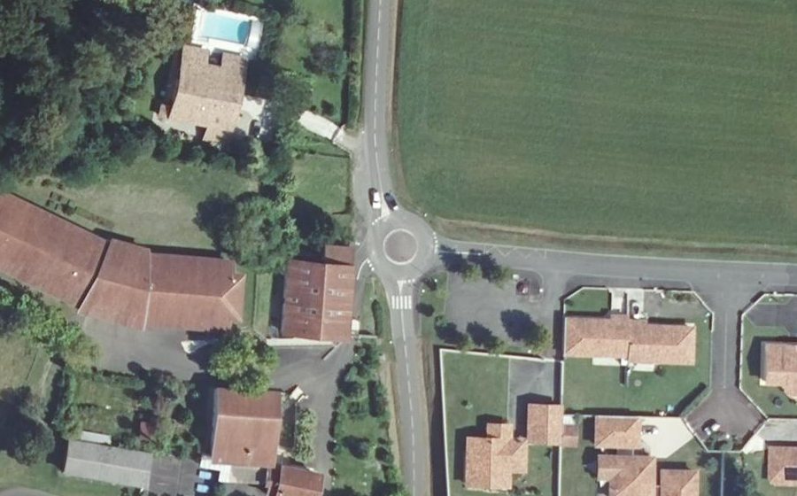 Vue aérienne du Rond-point anonyme n°70434116