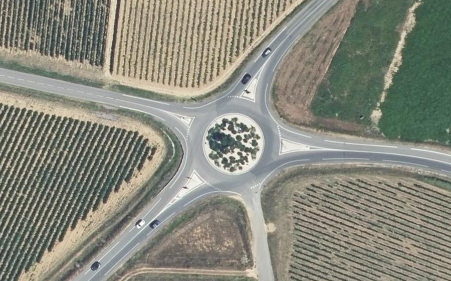 Vue aérienne du Rond-point anonyme n°704379479
