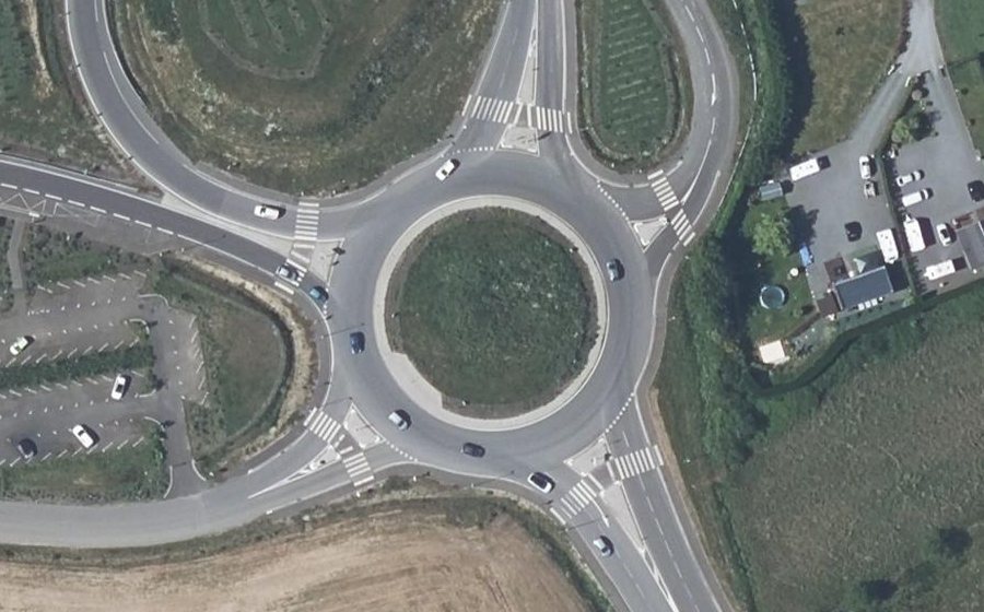 Vue aérienne du Rond-point anonyme n°704479629