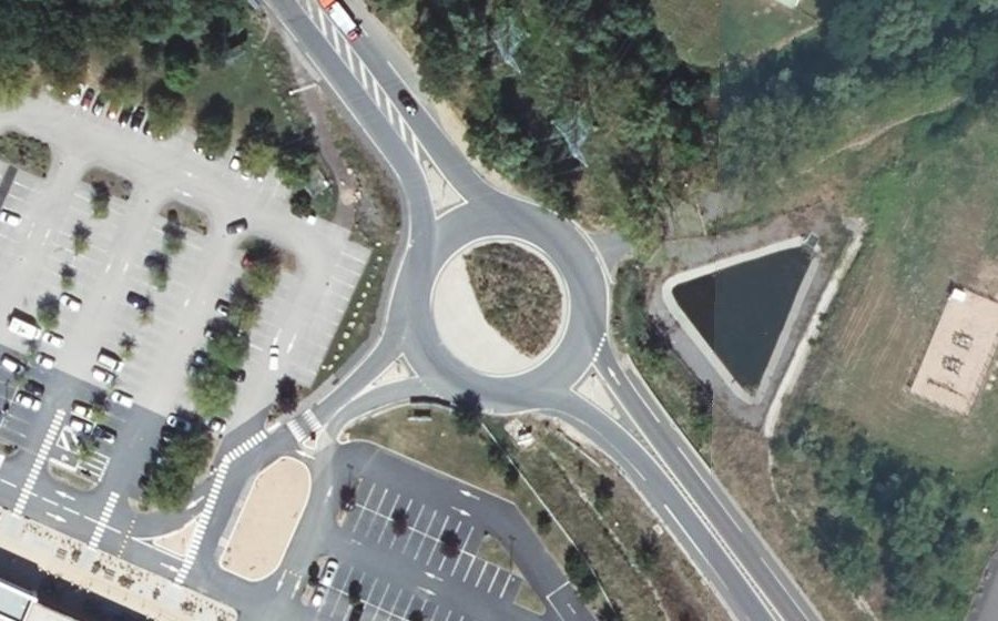 Vue aérienne du Rond-point anonyme n°704483716