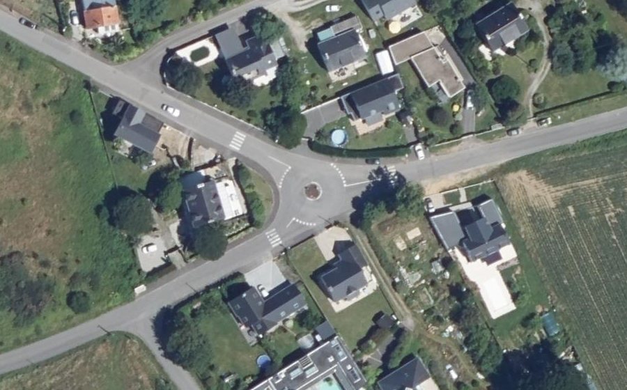 Vue aérienne du Rond-point anonyme n°70452049