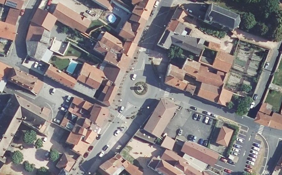 Vue aérienne du Rond-point anonyme n°70453809