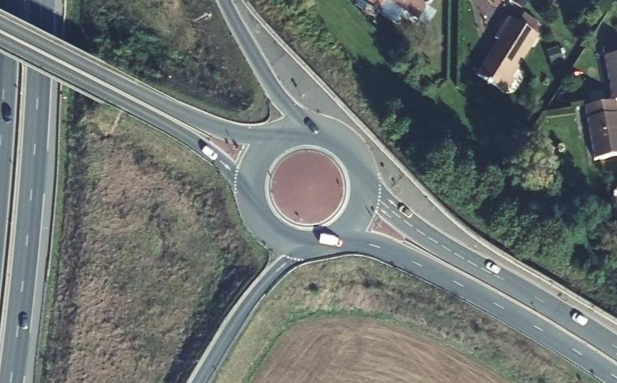 Vue aérienne du Rond-point anonyme n°704563218