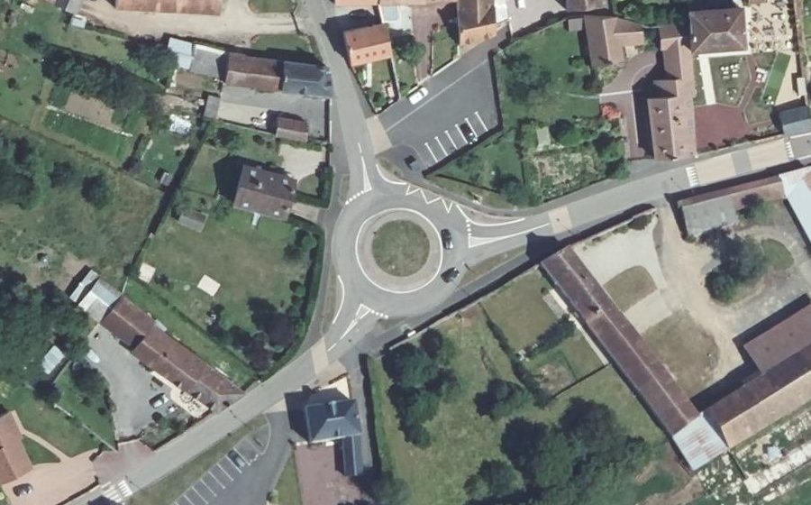 Vue aérienne du Rond-point anonyme n°70461119