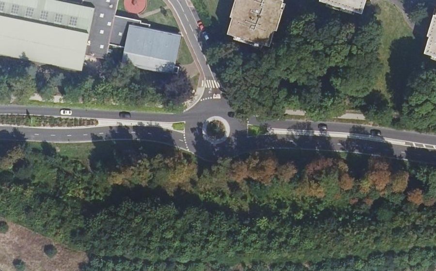 Vue aérienne du Rond-point anonyme n°704638077