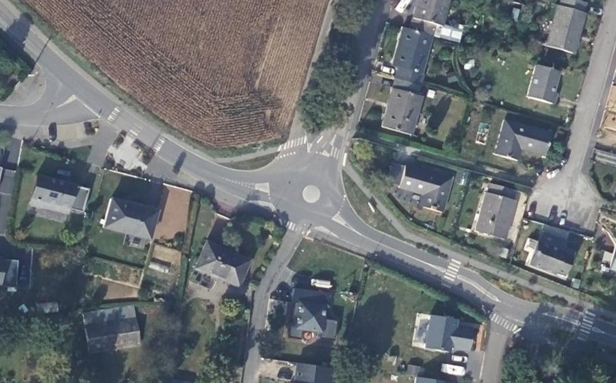 Vue aérienne du Rond-point anonyme n°704648628
