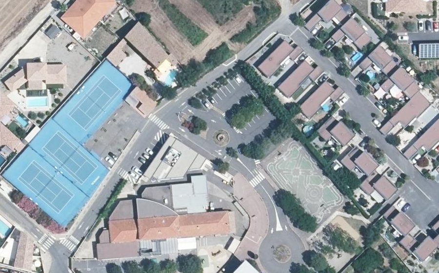 Vue aérienne du Rond-point anonyme n°704812756