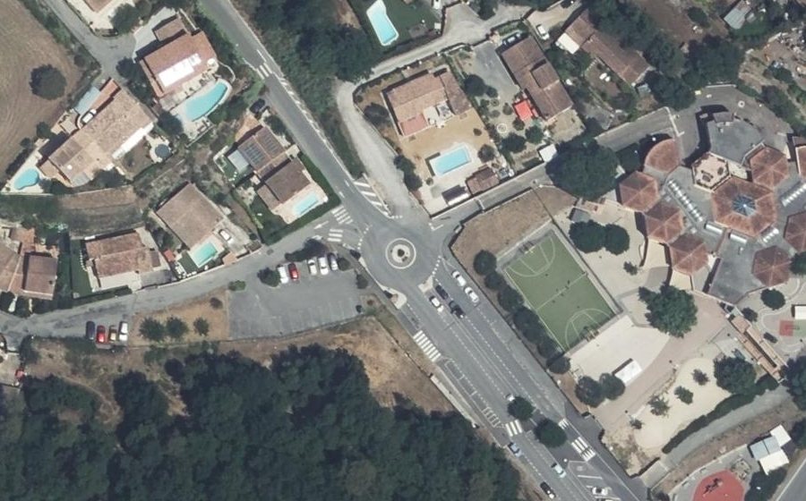 Vue aérienne du Rond-point anonyme n°70498572