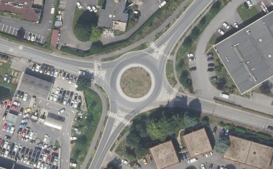Vue aérienne du Rond-point anonyme n°704995786
