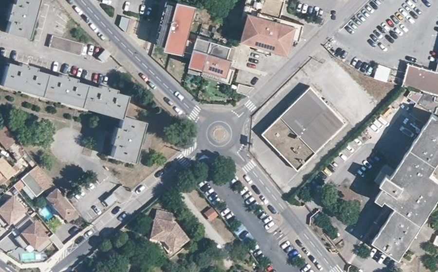 Vue aérienne du Rond-point anonyme n°705063708