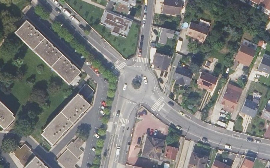 Vue aérienne du Rond-point anonyme n°705253609