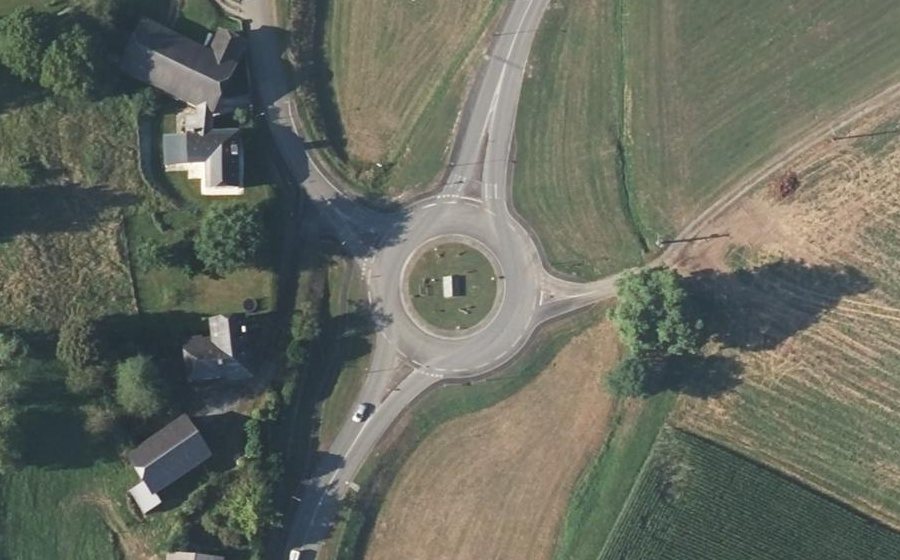 Vue aérienne du Rond-point anonyme n°70554161
