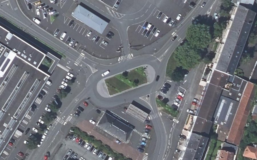 Vue aérienne du Rond-point anonyme n°705542959