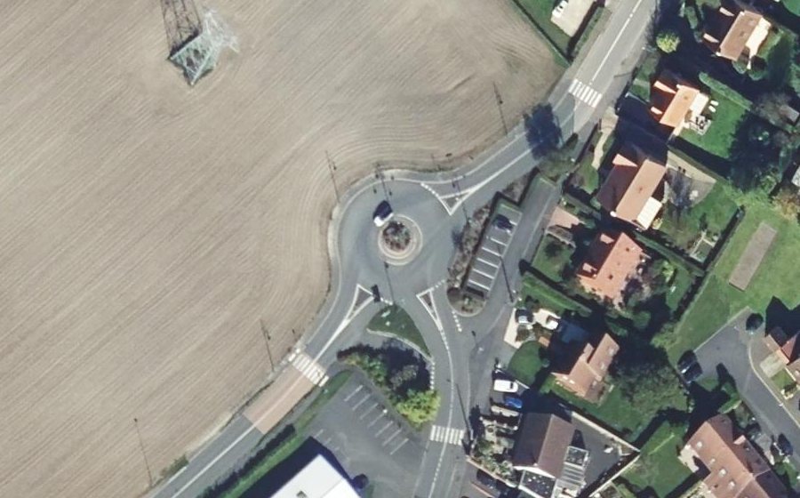 Vue aérienne du Rond-point anonyme n°70555905
