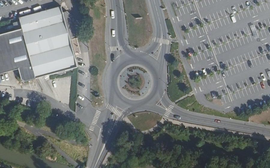 Vue aérienne du Rond-point anonyme n°70556125