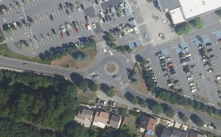 Vue aérienne du Rond-point anonyme n°70556141