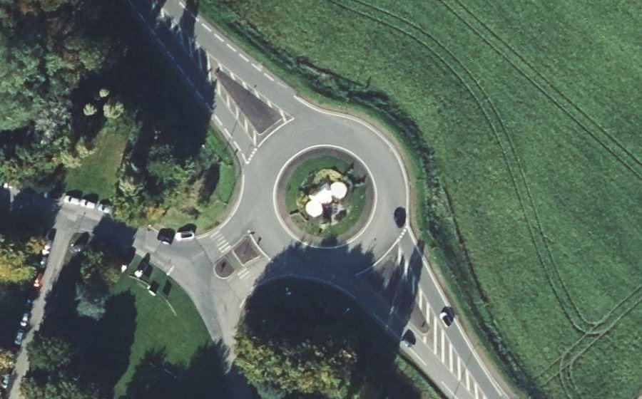 Vue aérienne du Rond-point anonyme n°70558897