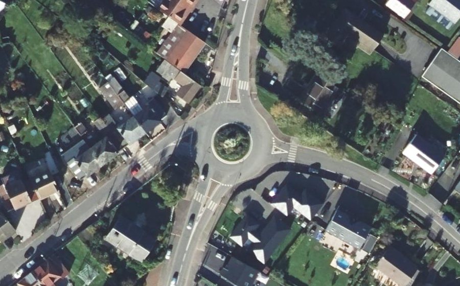 Vue aérienne du Rond-point anonyme n°70558907