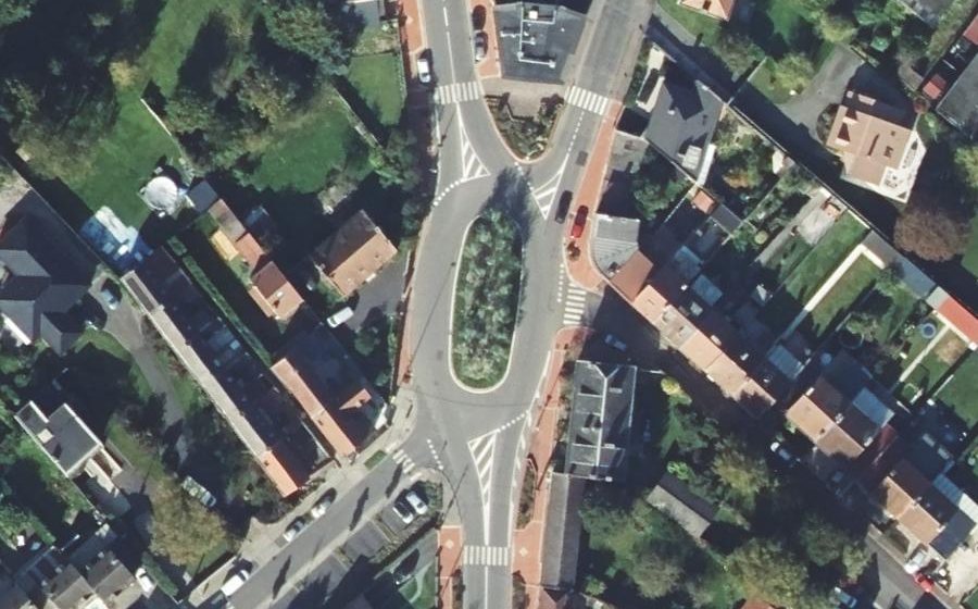 Vue aérienne du Rond-point anonyme n°70558913