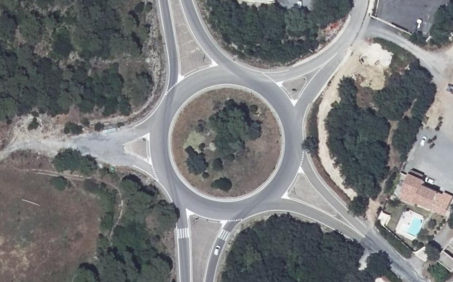 Vue aérienne du Rond-point anonyme n°70562433