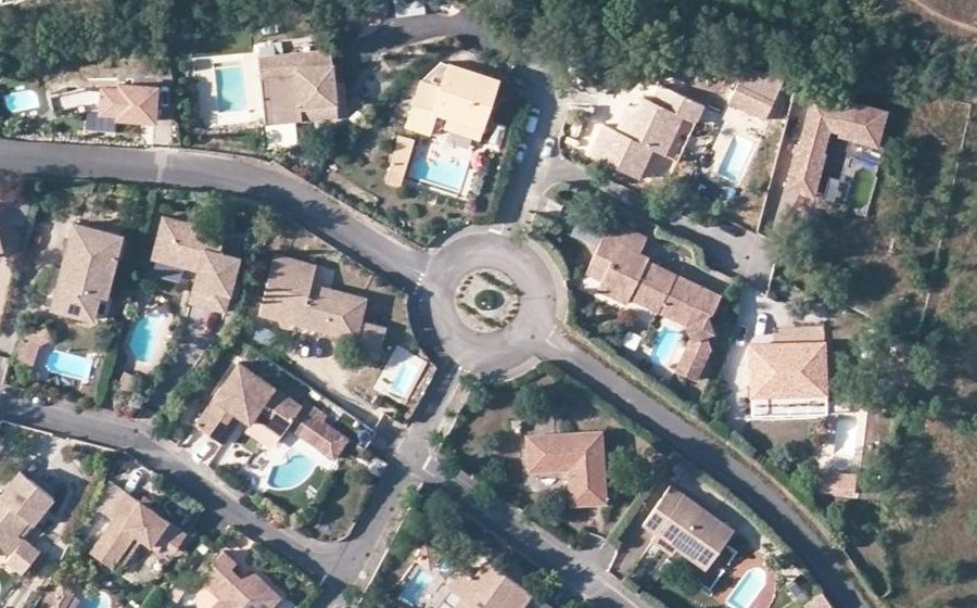 Vue aérienne du Rond-point anonyme n°70563195