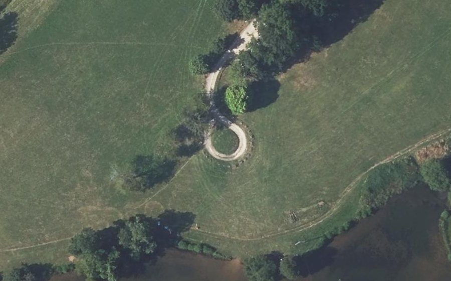 Vue aérienne du Rond-point anonyme n°70563222