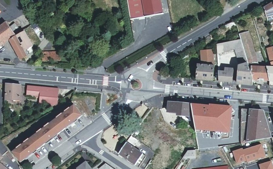 Vue aérienne du Rond-point anonyme n°70564238