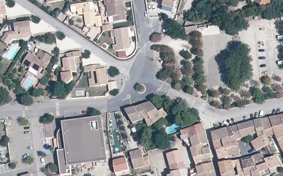 Vue aérienne du Rond-point anonyme n°705699253
