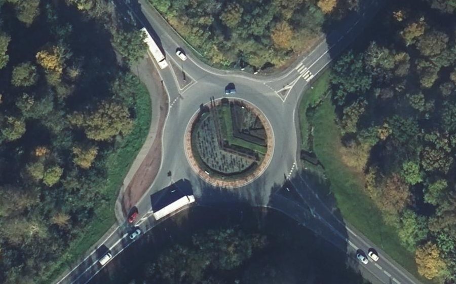 Vue aérienne du Rond-point anonyme n°70574314