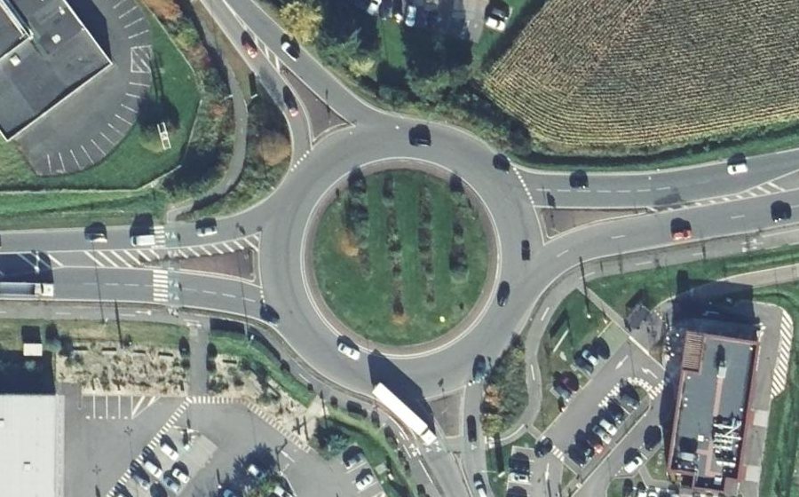 Vue aérienne du Rond-point anonyme n°70576086
