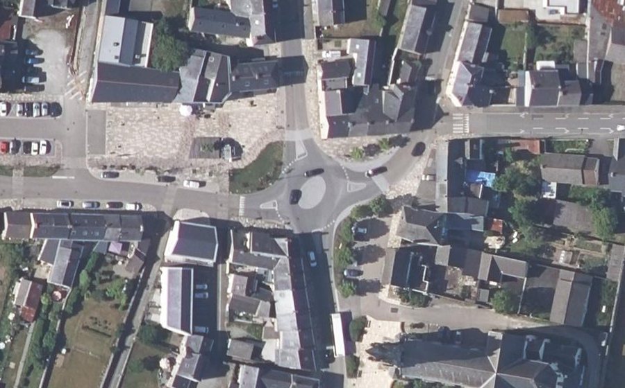 Vue aérienne du Rond-point anonyme n°705796810