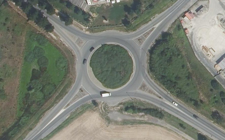 Vue aérienne du Rond-point anonyme n°70585578