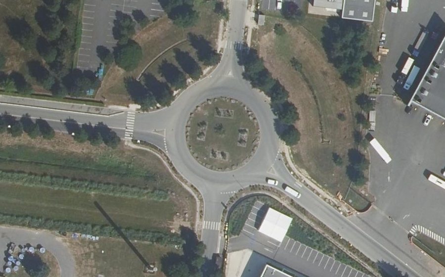 Vue aérienne du Rond-point anonyme n°70585599