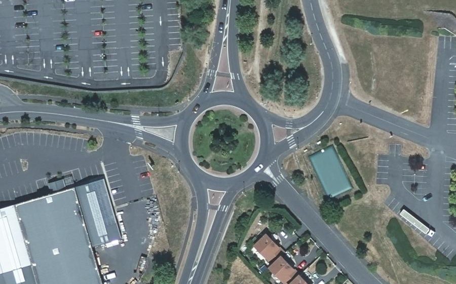 Vue aérienne du Rond-point anonyme n°70585885