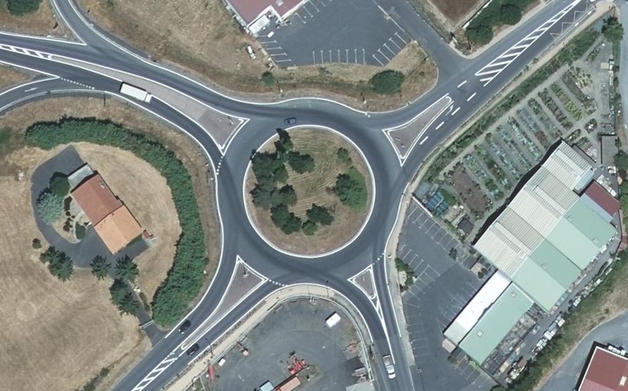 Vue aérienne du Rond-point anonyme n°70585900