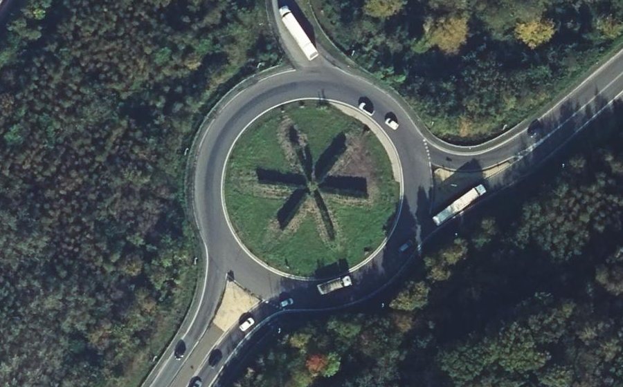 Vue aérienne du Rond-point anonyme n°70586581