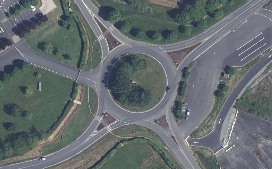 Vue aérienne du Rond-point anonyme n°70588063