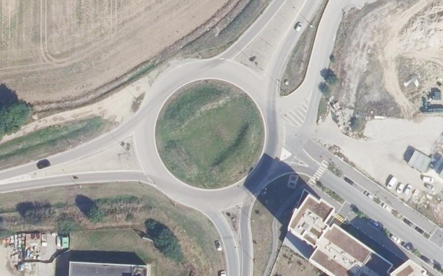 Vue aérienne du Rond-point anonyme n°705924906