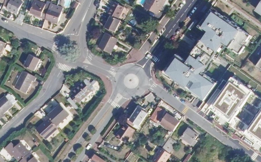 Vue aérienne du Rond-point anonyme n°705924915