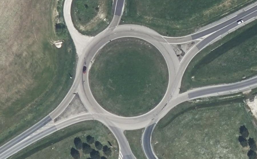 Vue aérienne du Rond-point anonyme n°70606180