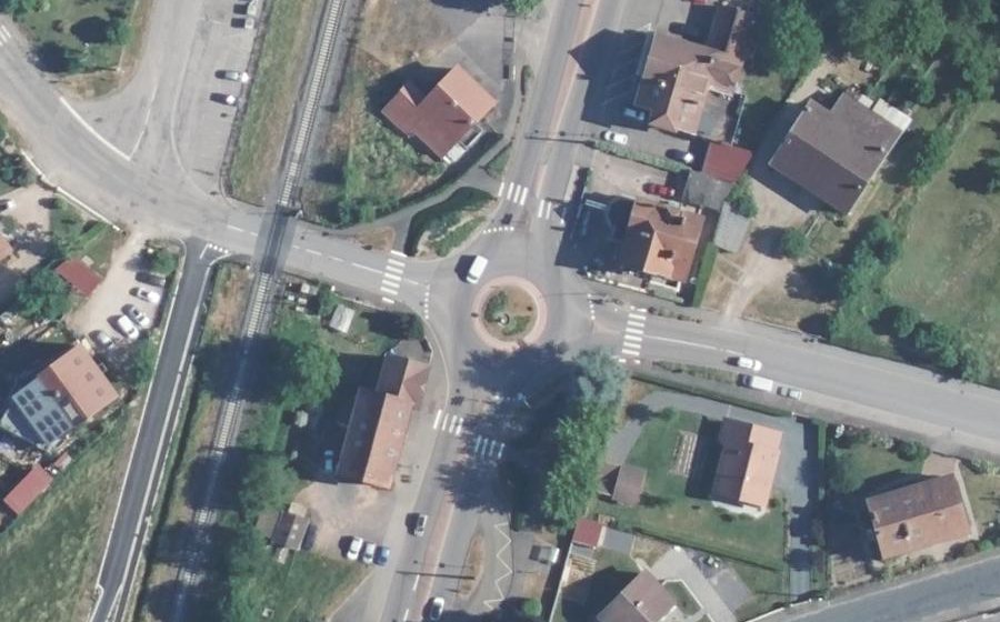 Vue aérienne du Rond-point anonyme n°70606190
