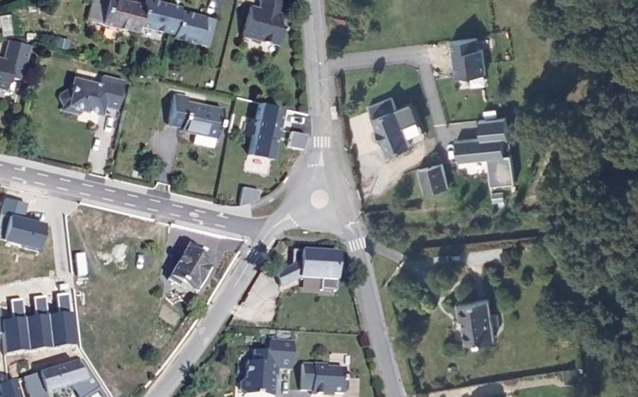 Vue aérienne du Rond-point anonyme n°706074891