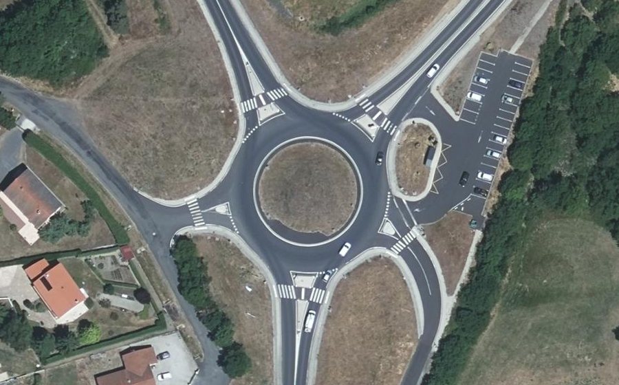 Vue aérienne du Rond-point anonyme n°706081632
